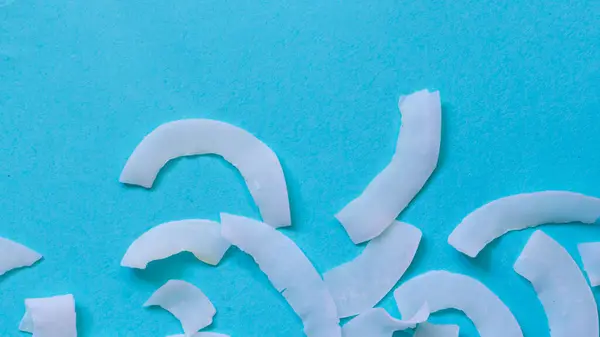 Смачні Білі Кокосові Чіпси Тропічних Горіхів Синьому Фоні — стокове фото
