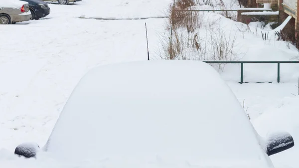 Bilen Vintern Täckt Med Ett Tjockt Stativ Vit Snö Efter — Stockfoto
