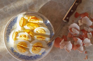 Bir tabakta dilimlenmiş haşlanmış tavuk yumurtası..