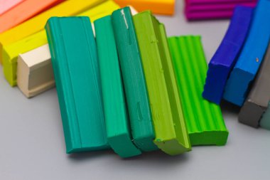 Okuldaki, anaokulundaki ve evdeki çocukları modellemek ve şekillendirmek için çok renkli plastiklerin parçaları.