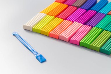 Çocukların yaratıcılığı için modelleme yığınına sahip çok renkli plastikler.