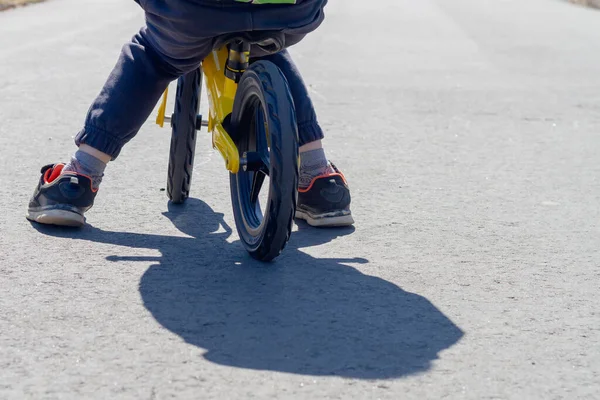 Ребенок Бегущем Велосипеде Едет Асфальте Тротуару — стоковое фото