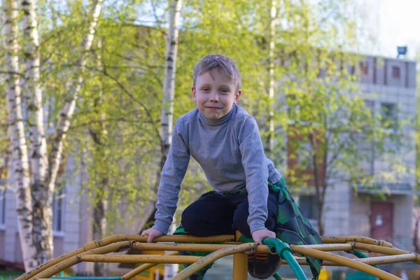 Ein Vorschulkind Klettert Frühjahr Auf Metallleitern Auf Einem Spielplatz — Stockfoto
