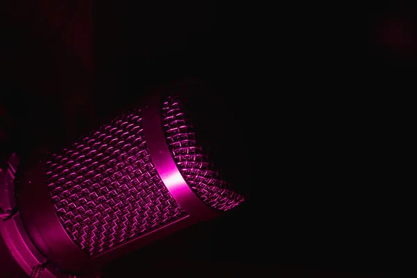 スタジオで赤い光の中で音を録音するための黒いマイク スペースのコピー — ストック写真