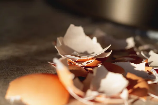 Kurze Skorupki Jaj Sprzątanie Jajek Stole Kuchennym — Zdjęcie stockowe