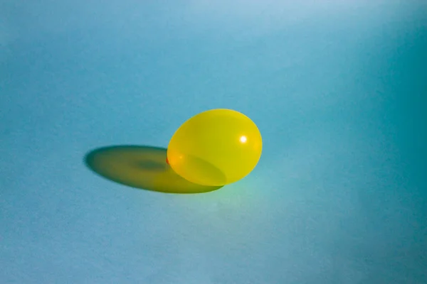 Ein Gelber Luftballon Auf Blauem Hintergrund Ein Klarer Schatten Eines — Stockfoto