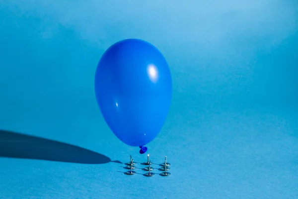 Bola Azul Cae Estalla Los Botones Afilados Suelo — Foto de Stock