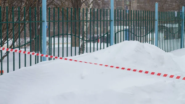 Cumuli Neve Inverno Sono Recintati Con Una Burocrazia Protettiva Stop — Foto Stock