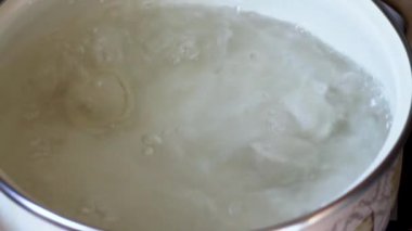 Bir tencerede kaynar suya yarı donmuş hamur köfteleri atın..