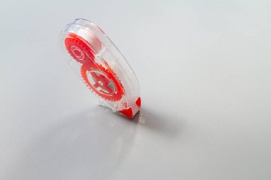 Gri Arkaplanda Albüm Yapılandırması İçin İki Tarafta Kırmızı Yapıştırıcı.