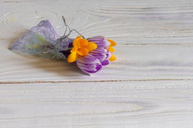 Bahar leylağı çiçekleri beyaz arka planda bayram tatili için bir kadına hediye olarak bukete bağlanır. Boşluğu kopyala.