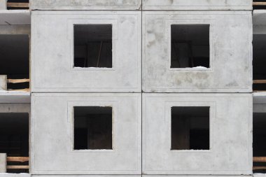 Gri pencereli beton panellerden yapılmış inşaat halindeki bir ev..