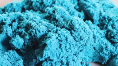 Dönüşüm ve hareketli kinetik kum, yavaş hareket ve mavi kum taneciklerinin dökülmesi