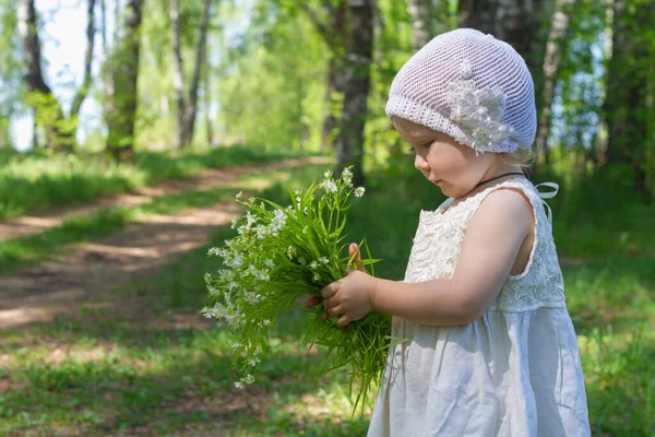 Jolie Petite Fille Robe Blanche Chapeau Panama Été Tient Bouquet — Photo