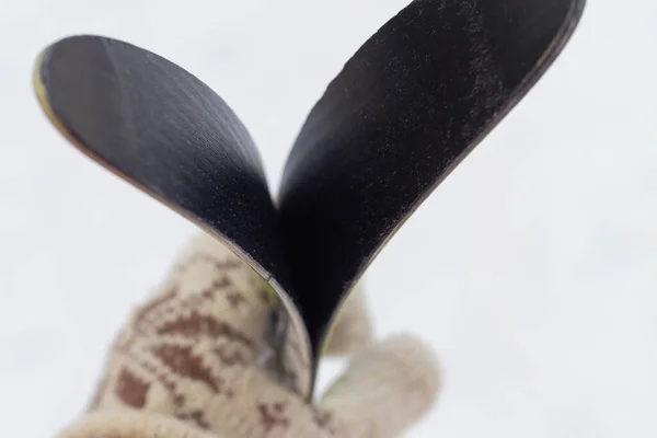 Sostén Tus Esquís Mano Invierno Sobre Fondo Nieve —  Fotos de Stock