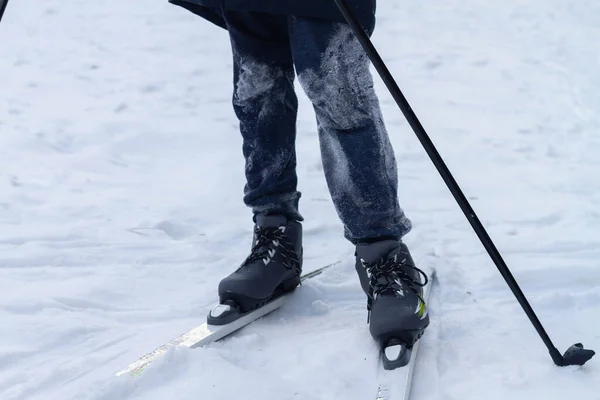Chłopiec Nartach Spodniach Poplamiony Śniegiem Zimie — Zdjęcie stockowe