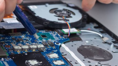 Laptop soğutma sistemine yeni bir termal yapıştırıcı ekliyorum..