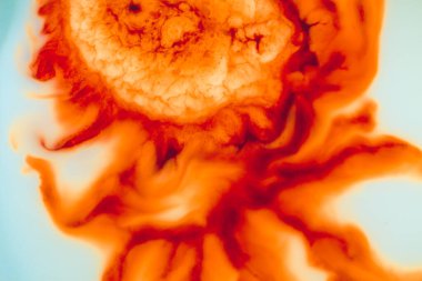 Beyaz, kahverengi, turuncu renkli bulanık arkaplan ve iyotlu bulanık süt lekeleri..