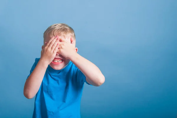 Συναίσθημα Της Έκπληξης Ένα Αγόρι Μπλε Μπλουζάκι Κάλυψε Πρόσωπό Του — Φωτογραφία Αρχείου
