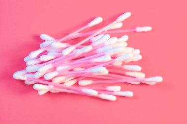 Pembe arka planda hijyen için pamuklu bez..