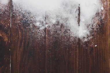 Kahverengi tahtalarda kar yağışlı kış arkaplanı. Boşluğu kopyala.