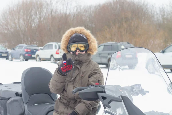 Niño Con Gafas Seguridad Amarillas Monta Una Moto Nieve Invierno —  Fotos de Stock