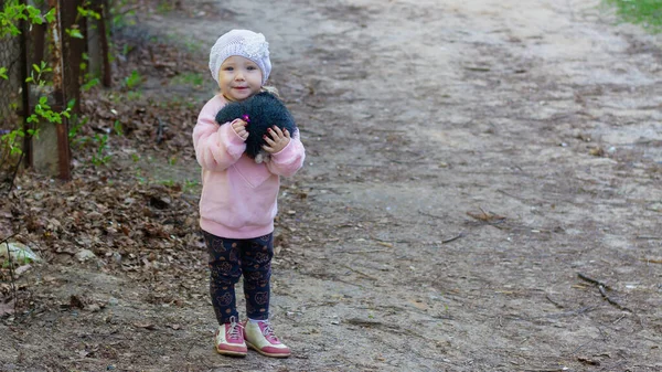 Uma Menina Elegante Uma Jaqueta Fofa Rosa Com Brinquedo Suave — Fotografia de Stock