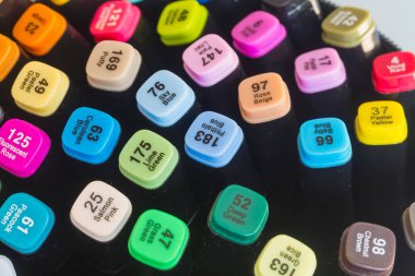 Çizim için çok renkli işaretler, büyük bir renk seçimi..