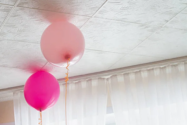 Zwei Rosa Luftballons Für Einen Bescheidenen Urlaub Hause Einer Armen — Stockfoto