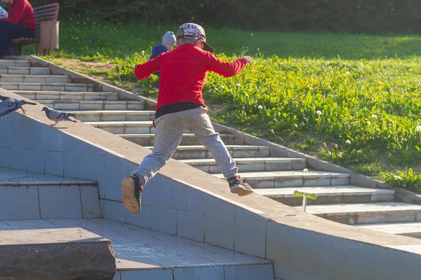 Ein Junge Springt Sommer Park Auf Die Fliesen Wasserbrunnen — Stockfoto