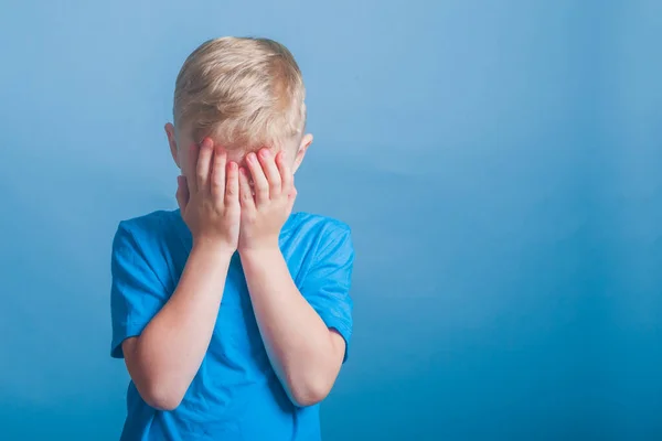 Emoção Surpresa Rapaz Shirt Azul Cobriu Rosto Com Mãos Contra — Fotografia de Stock