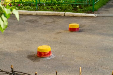 Düşük beton direkler arabaların kaldırıma girmesini yasaklıyor.