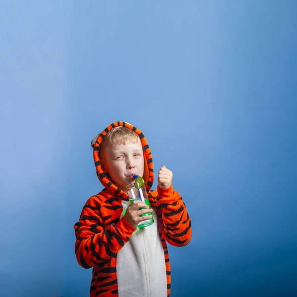 Menino Anos Idade Traje Tigre Bebe Suco Pepino Verde Fundo — Fotografia de Stock