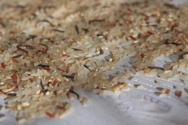 Une Pile Riz Frais Non Bouilli Diverses Variétés Est Dispersée — Photo