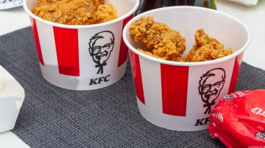 Rusya Kostroma 04 24 2021 KFC tavuk sepeti masanın üzerinde kağıt bir fincanda.