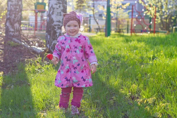 Весёлая Девочка Девочка Девочка Красивой Шляпе Розовым Цветком Ходит Весной — стоковое фото
