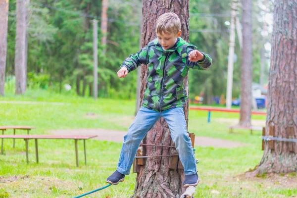 Ein Junge Überwindet Sommer Oder Frühjahr Hindernisse Einem Seilgarten Wald — Stockfoto