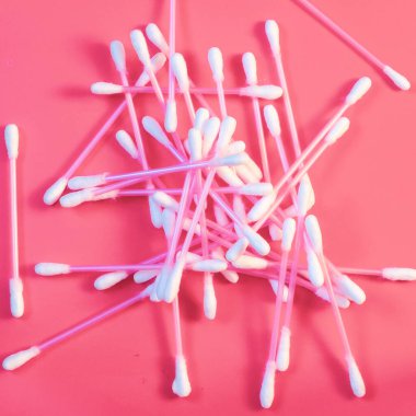 Pembe arka planda hijyen için pamuklu bez..