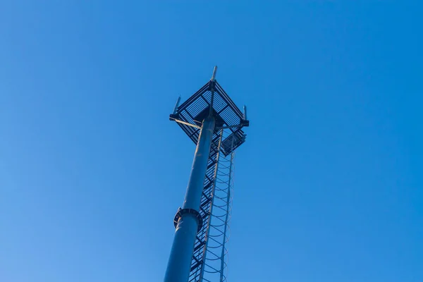 Une Tour Pour Amplifier Signal Cellulaire Contre Ciel Bleu — Photo