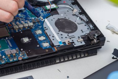 Laptop soğutma sistemine yeni bir termal yapıştırıcı ekliyorum..