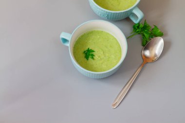 Maydanoz yapraklarıyla süslenmiş yeşil lahana brokoli çorbası..