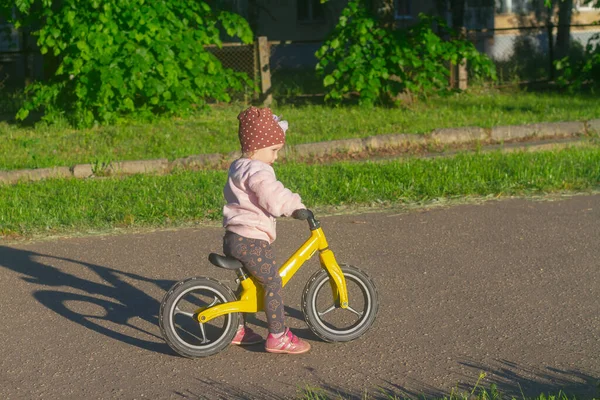 Девочка Ездит Парку Желтом Велосипеде Летом Весной — стоковое фото