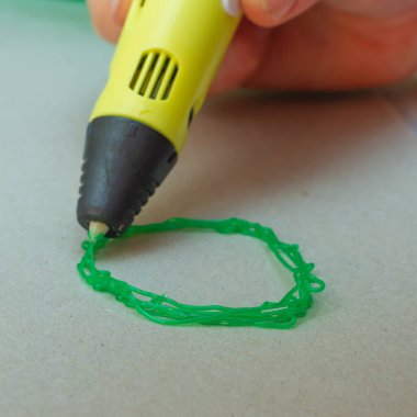 Draw a circle made of plastic with a 3d pen.