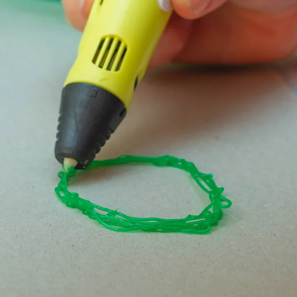 Disegna Cerchio Plastica Con Una Penna — Foto Stock