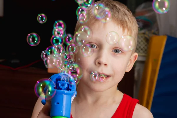 Ett Barn Blåser Såpbubblor Hemma Med Pistol Som Blåser Såpbubblor — Stockfoto