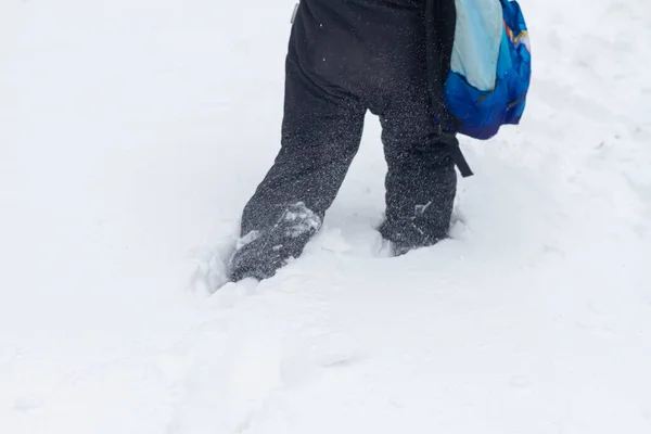 Hombre Camina Una Ventisca Través Nieve Profunda Invierno —  Fotos de Stock