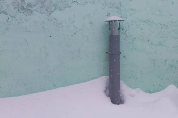 Σωλήνας Για Εξαγωγή Από Υπόγειο Του Σπιτιού Χειμώνα Στο Χιόνι — Φωτογραφία Αρχείου