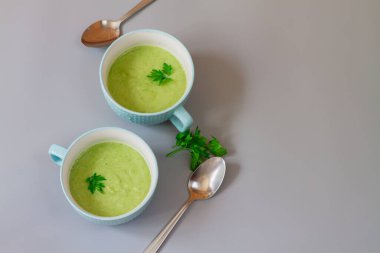 Maydanoz yapraklarıyla süslenmiş yeşil lahana brokoli çorbası..