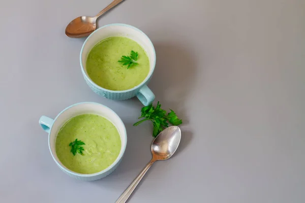 Grön Kål Broccoli Soppa Tallrikar Dekorerade Med Persilja Blad — Stockfoto