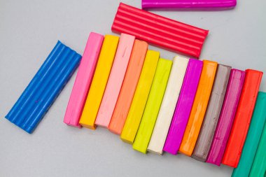 Modelleme ve modelleme için parlak renklerin çok renkli yeni plastiği, el ve yaratıcılığın ince motor becerilerinin geliştirilmesi.
